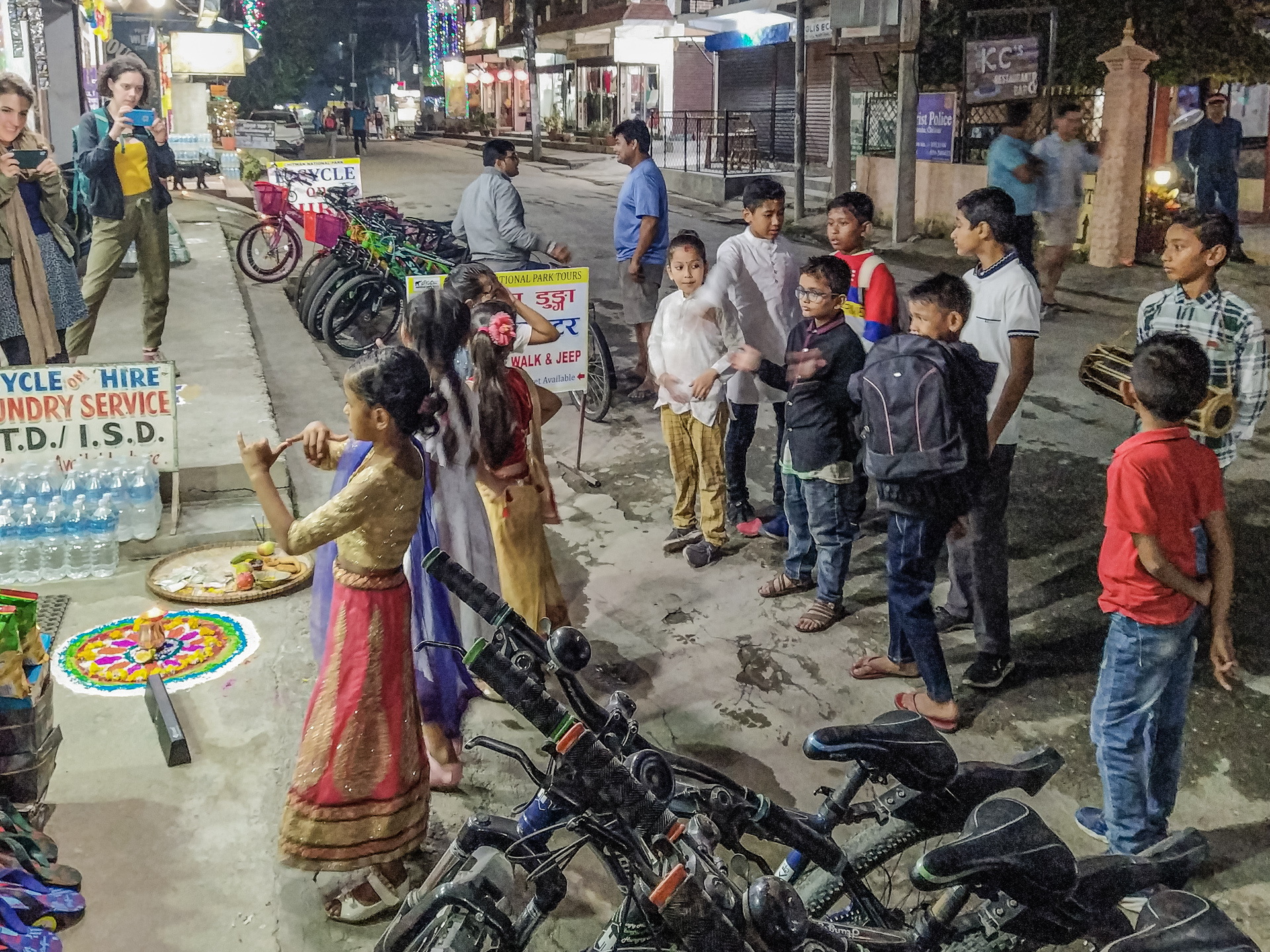 Chitwan Tanzende Kinder